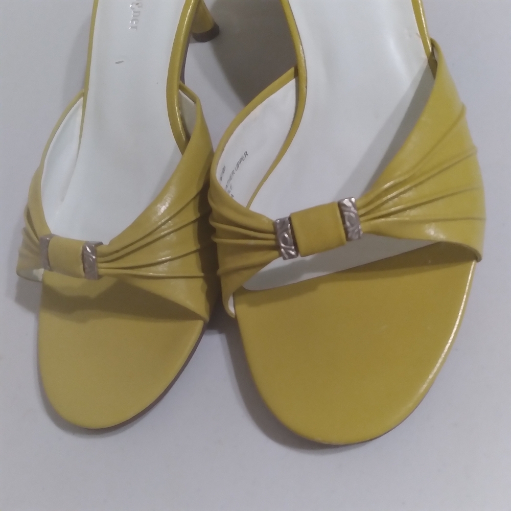 Etienne Aigner Classic Slip-on Preppy Peep-toe Spring Kitten Heels *Flawed* - Picture 6 of 15
